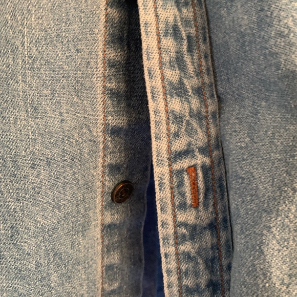 Vintage Levi’s denim button-up shirt - Picture 4 of 7